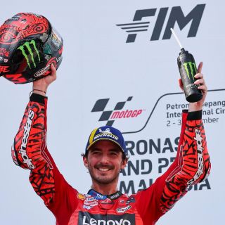 Brillante triunfo de Bagnaia retrasa la definición del campeonato hasta la última competencia