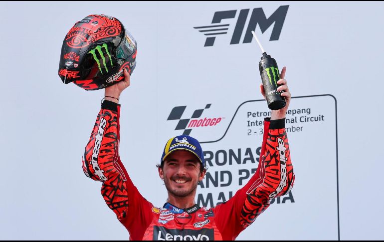 Las  primeras vueltas realmente fueron formidables entre Francesco Bagnaia (Ducati Lenovo Team) y Jorge Martín (Prima Pramac Racing). EFE / F. ISMAIL