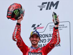 Las  primeras vueltas realmente fueron formidables entre Francesco Bagnaia (Ducati Lenovo Team) y Jorge Martín (Prima Pramac Racing). EFE / F. ISMAIL