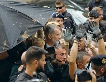 Felipe VI fue resguardado de la rabia pública de los afectados. EFE