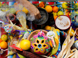 En la actualidad, algunos optan por utilizar alimentos no perecederos o productos artificiales que imitan a los originales, como el pan de muerto o las calaveras de azúcar, que no se descomponen tan rápidamente. CANVA