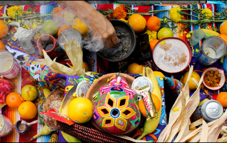 En la actualidad, algunos optan por utilizar alimentos no perecederos o productos artificiales que imitan a los originales, como el pan de muerto o las calaveras de azúcar, que no se descomponen tan rápidamente. CANVA