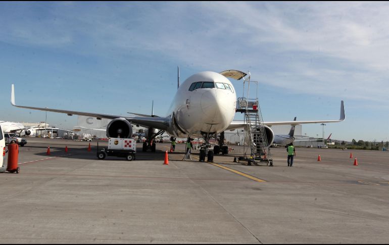 Avión con ruta de Bogotá a Madrid, sobrevolaba el océano Atlántico cuando el piloto informó a los pasajeros sobre la emergencia. EL INFORMADOR/ARCHIVO