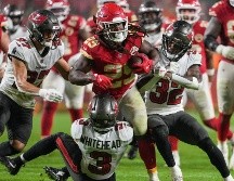 Kareem Hunt logró la anotación del triunfo en tiempo extra. AP/E. Zurga