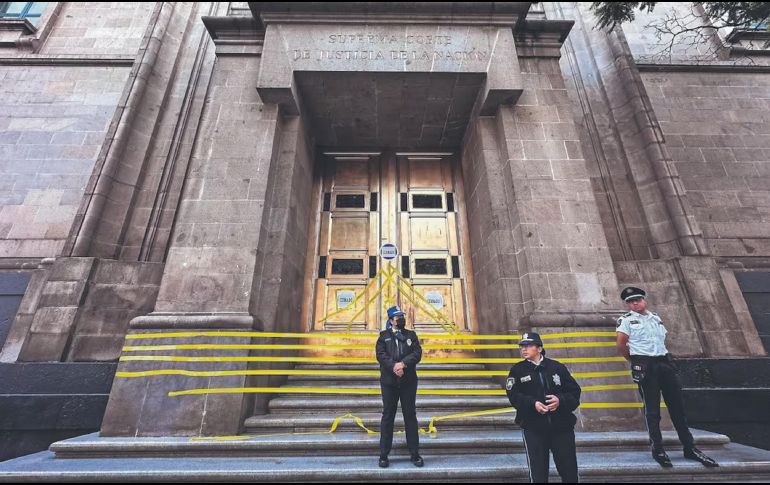 Elementos de la Policía capitalina colocaron más vallas sobre las calles Pino Suárez y Venustiano Carranza. ESPECIAL / SUN