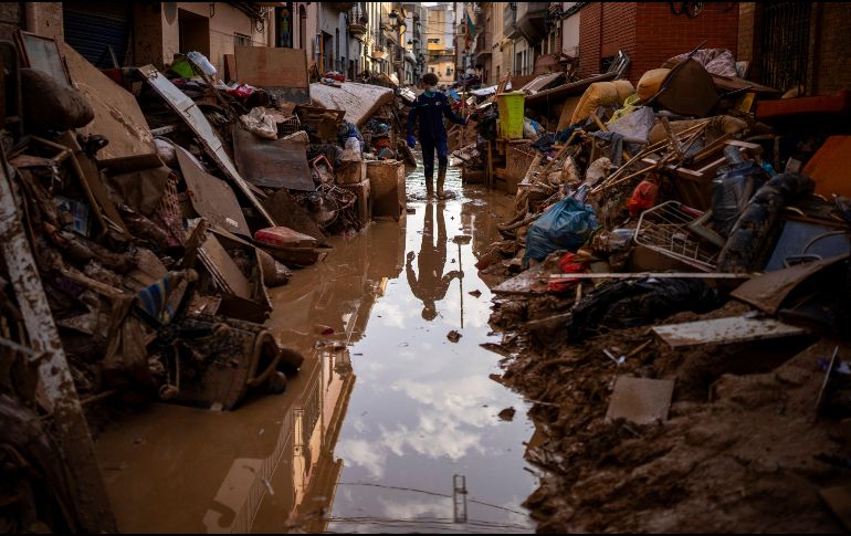 Miles de voluntarios están ayudando a los afectados a limpiar las calles y a llevar suministros básicos. AP / E. MORENATTI
