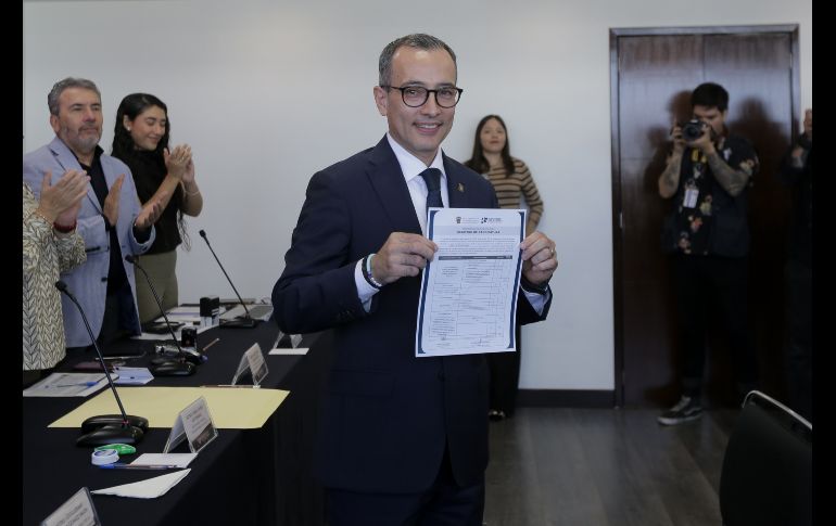 En general, Iván Moreno se dijo muy contento y emocionado de obtener su registro y haber recibido la constancia como candidato a rector. ESPECIAL/UdeG