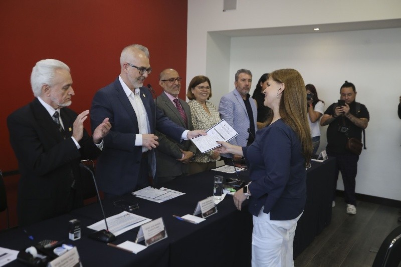 Planter recibió su constancia que la reconoce oficialmente como candidata a rectora de la Casa de Estudios.. ESPECIAL/UdeG. 