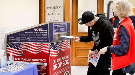 El aspirante que llega a 270 gana las elecciones. EFE/J. MABANGLO.