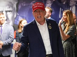 El candidato presidencial republicano Donald Trump visita su centro de campaña en West Palm Beach, Florida. AP Foto/Evan Vucci