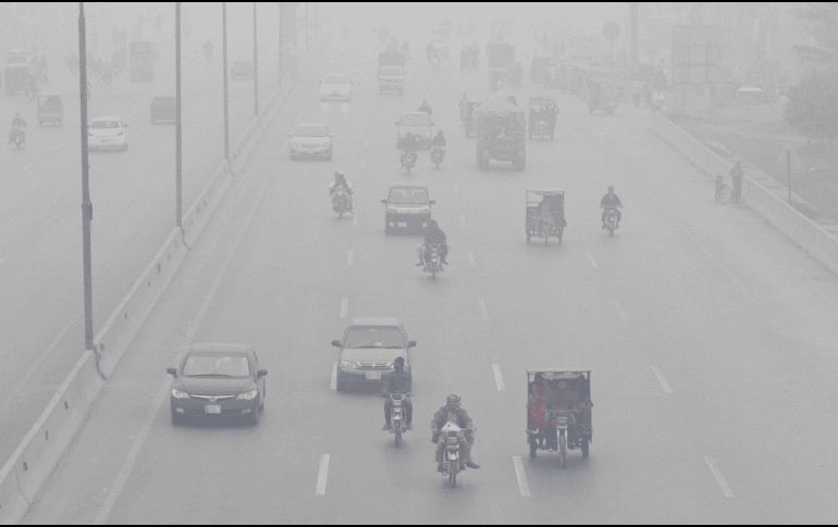 Una mezcla de niebla y contaminación, envuelve la ciudad desde el mes pasado. EFE / R. DAR