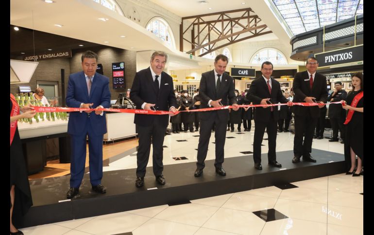 Arturo Mejía, Santiago García, Alejandro González, Oscar Rojas y Luis Arturo Flores cortaron el listón durante la apertura de City Market. GENTE BIEN JALISCO/ A. Martínez