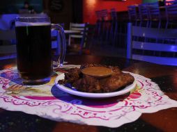 Las comidas picantes o ácidas, como los tacos con salsa picante o platos con mucho limón, pueden ser una mala elección cuando se acompañan de alcohol. EL INFORMADOR / ARCHIVO