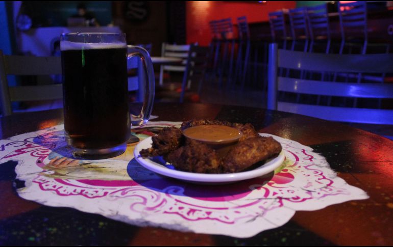 Las comidas picantes o ácidas, como los tacos con salsa picante o platos con mucho limón, pueden ser una mala elección cuando se acompañan de alcohol. EL INFORMADOR / ARCHIVO