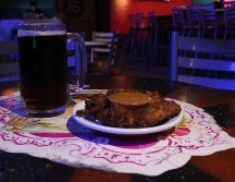 Las comidas picantes o ácidas, como los tacos con salsa picante o platos con mucho limón, pueden ser una mala elección cuando se acompañan de alcohol. EL INFORMADOR / ARCHIVO