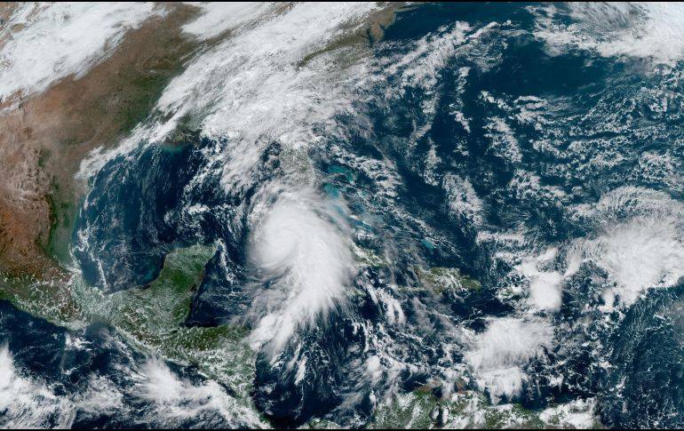 Fotografía satelital del huracán Rafael sobre el Caribe. EFE/NOAA-NHC