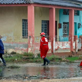 El huracán 'Rafael' de categoría 3, toca tierra en en la costa suroeste de Cuba