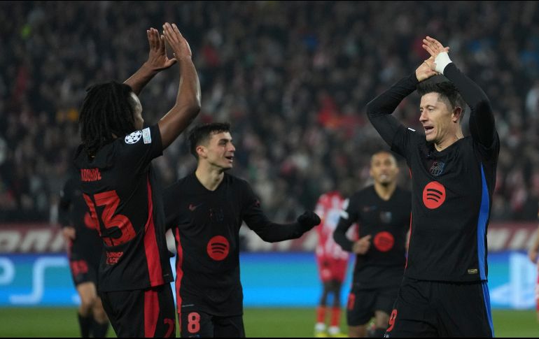 Robert Lewandowski se encargó de marcar un doblete en otra victoria avasalladora del Barcelona en Champions League. AP/D. Vojinovic