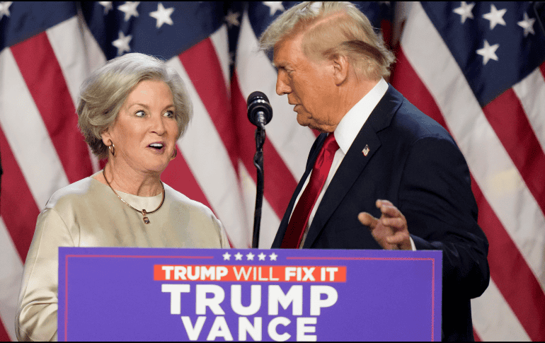 Donald Trump reconoce el trabajo de Susie Wiles durante la campaña y la nombra jefa de gabinete. AP/A. Brandon