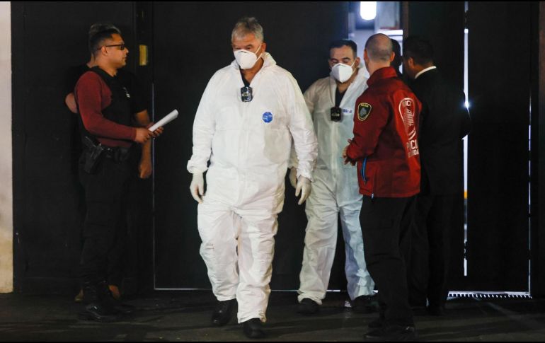 Fotografía de los médicos forenses que atendieron el caso del exintegrante de la banda One Direction, Liam Payne. EFE/ J. Roncoroni