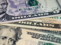 La reciente caída en el valor del dólar frente al peso ha generado especulaciones sobre los factores que podrían estar influyendo en esta tendencia. Unsplash