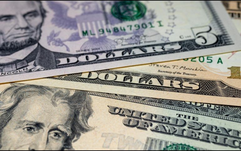 La reciente caída en el valor del dólar frente al peso ha generado especulaciones sobre los factores que podrían estar influyendo en esta tendencia. Unsplash