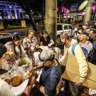 De su bolsillo, regalan cena y café a personas en situación de calle en el Centro