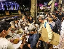 Desde las 20:00 hasta las 23:00 horas Francisco y su grupo regala café, galletas, pan dulce y cena. EL INFORMAADOR/A.NAVARRO