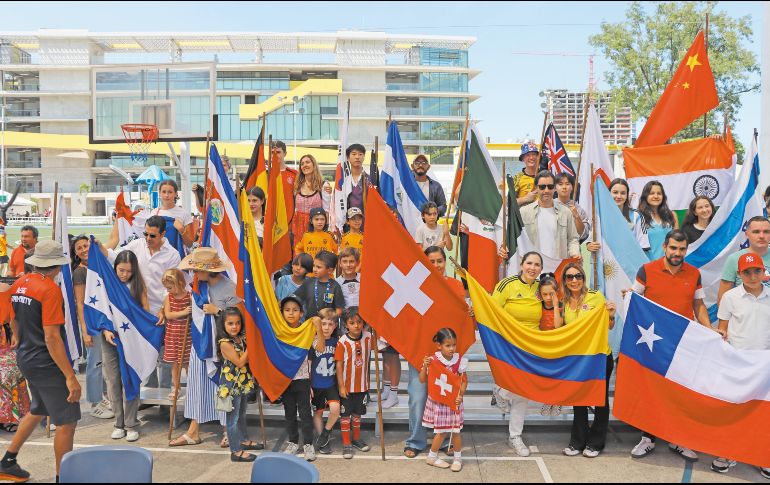 Las banderas de diversos países ondearon durante el International Family Day. CORTESÍA
