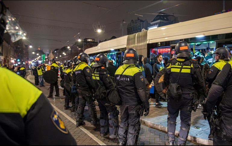 La policía intervino varias veces durante la noche proteger a los seguidores israelíes y escoltarlos a los hoteles. EFE/EPA/VLN Nieuws
