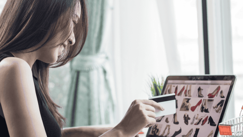  Investiga y busca los términos y condiciones de la compra. PHANTONG'S  IMAGES/ Khwanchai 