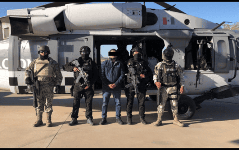 El detenido, junto con las armas y otros objetos confiscados, fue trasladado a las instalaciones de la FGR en Hermosillo, Sonora. ESPECIAL/X/ @SEDENAmx