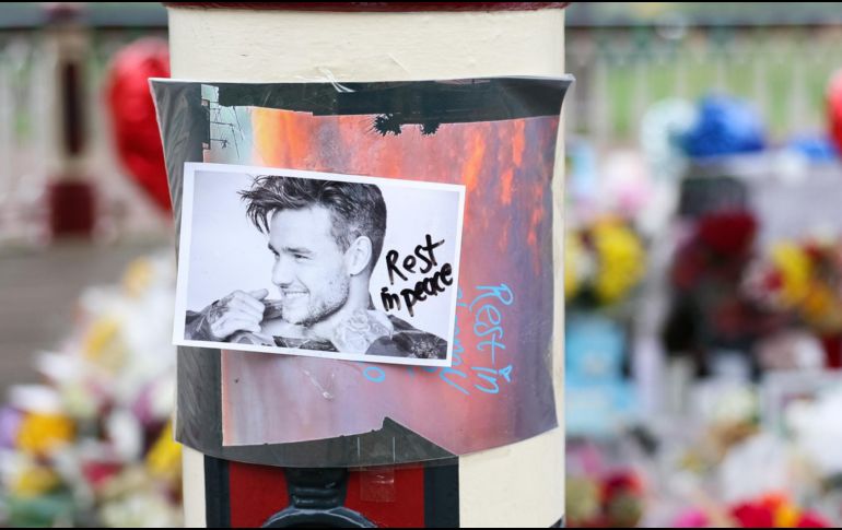 A la espera del anuncio del funeral de Liam Payne, las investigaciones sobre su muerte continúan revelando detalles. EFE / EPA / ADAM VAUGHAN
