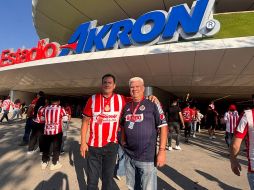 Los amigos Adrián Torres y José García, fieles seguidores del Rebaño Sagrado, se dijeron confiados de que las Chivas se vuelvan un rival difícil. EL INFORMADOR/ A. García.