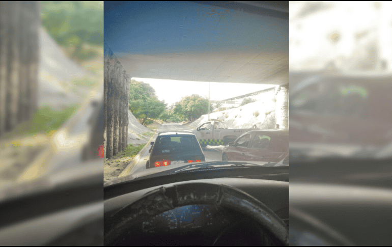 El siniestro vehicular ocasionó tráfico detenido en Calzada Lázaro Cárdenas. ESPECIAL.