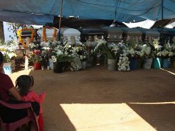 Familiares y amigos de las 11 víctimas encontradas en un vehículo la noche del pasado miércoles, realizan un funeral colectivo este sábado en la comunidad de Chautipan, municipio de Chilpancingo. EFE/J. De la Cruz