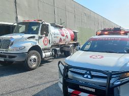 De manera preventiva se desalojó a 95 empleados del lugar y algunas personas que se hallaban en la plaza, la cual abre sus puertas al público a las 11:00 horas. ESPECIAL / PROTECCIÓN CIVIL TLAJOMULCO