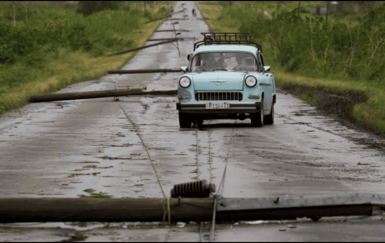 En Santiago, las personas experimentaron réplicas y describieron el movimiento como fuerte y extenso. AP / R. Espinosa