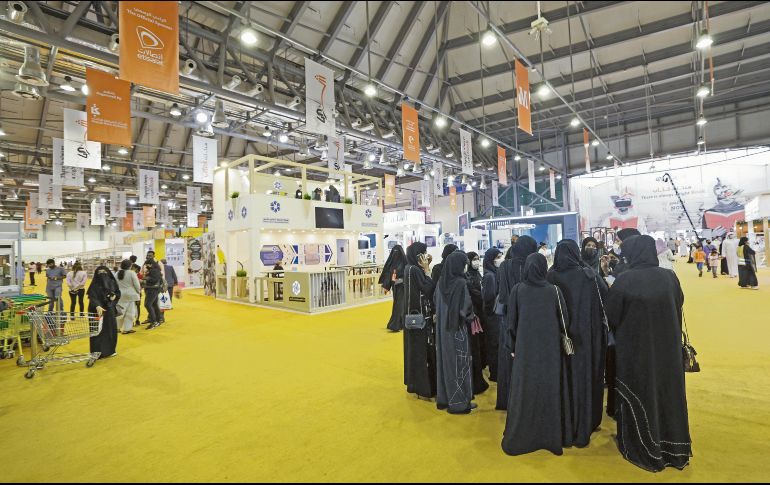 Una vista general de los pasillos de la Feria internacional del Libro de Sharjah. AFP