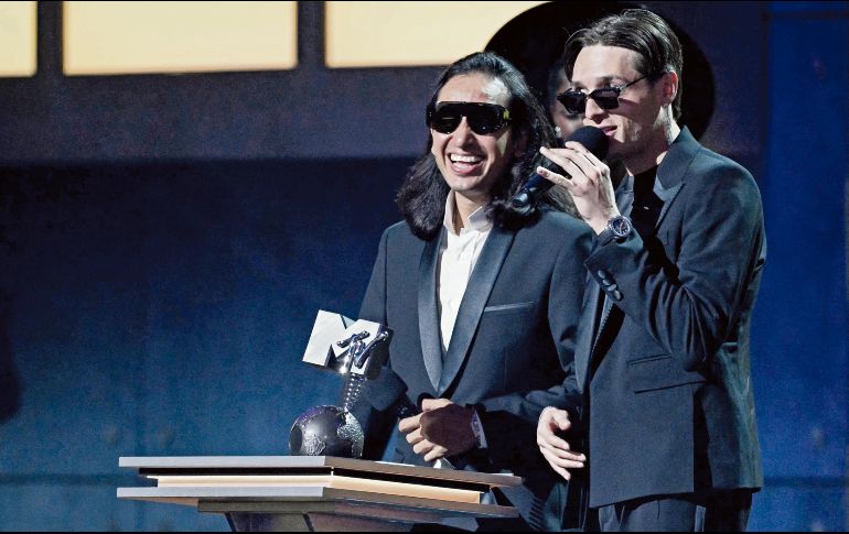 El cantante mexicano Peso Pluma pronuncia un discurso tras aceptar el premio al Mejor artista latino durante los MTV Europe Music Awards. AFP