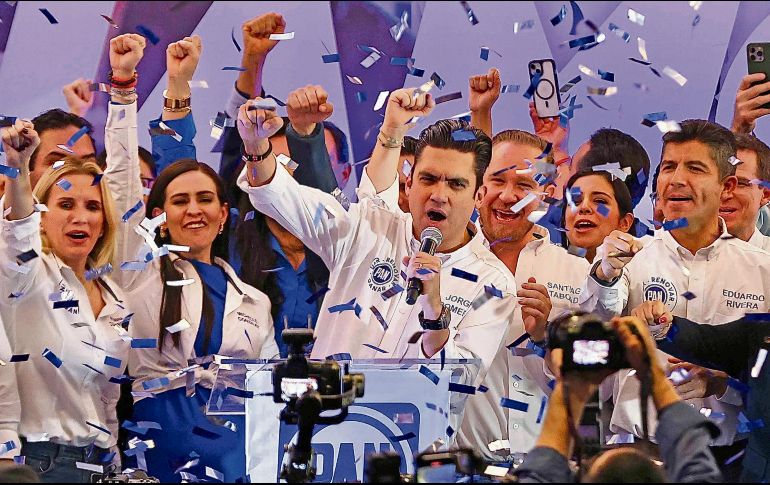 Con su equipo de trabajo festejó la victoria, que se dio a conocer con el primer corte del conteo de votos. EL UNIVERSAL