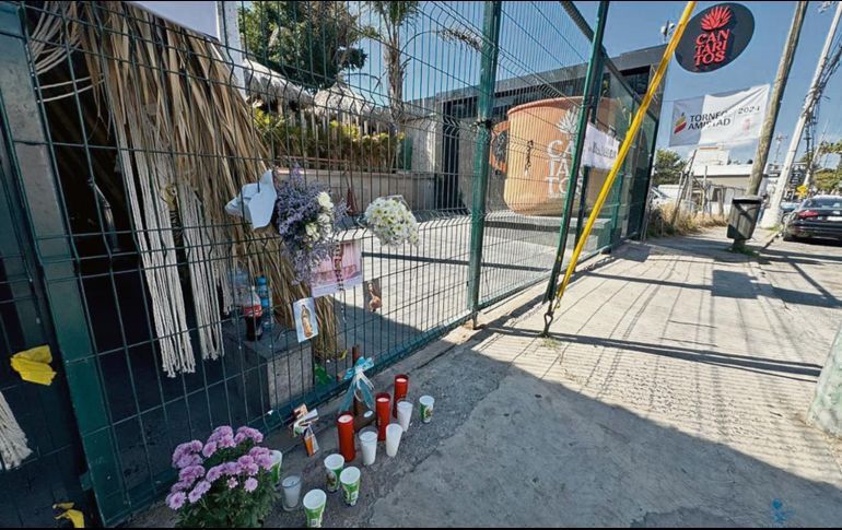 Veladoras y flores fueron colocados por ciudadanos al exterior del bar. ESPECIAL