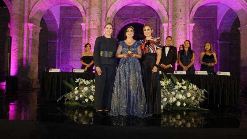  Lucía Gómez recibió la Medalla Carlos Pizano y Saucedo.&nbsp;ESPECIAL / Cortesía