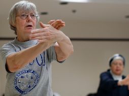 En particular, esta disciplina resulta beneficiosa para adultos mayores, ya que ayuda a mejorar el equilibrio, un aspecto que se va deteriorando con el envejecimiento. AP / ARCHIVO