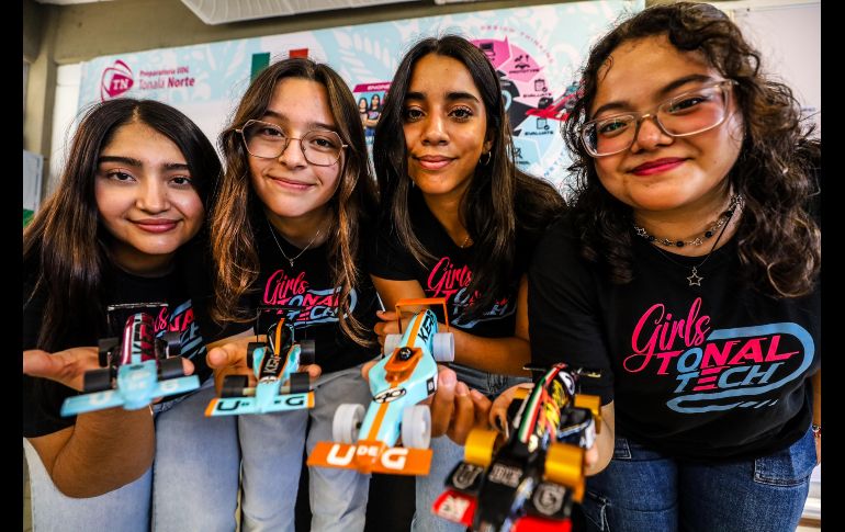 Las alumnas Zayra Núñez, Joceline Tapia, Abigail Román y Andrea Sánchez, quienes son dirigidas y entrenadas por el profesor Marco Antonio Chavira Calderón. EL INFORMADOR/A. Navarro.