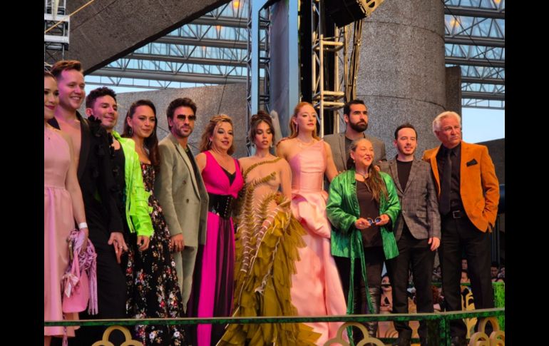 Durante la alfombra, conducida por Tania Rincón y Diego Alfaro, Danna y Ceci confesaron su emoción de ser parte de este fenómeno que las llevó hace 11 años a hacer la versión teatral de 