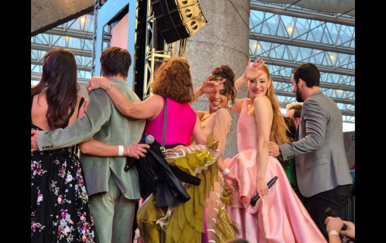 Durante la alfombra, conducida por Tania Rincón y Diego Alfaro, Danna y Ceci confesaron su emoción de ser parte de este fenómeno que las llevó hace 11 años a hacer la versión teatral de 