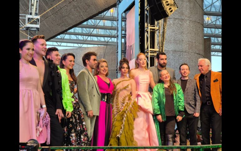 Durante la alfombra, conducida por Tania Rincón y Diego Alfaro, Danna y Ceci confesaron su emoción de ser parte de este fenómeno que las llevó hace 11 años a hacer la versión teatral de 