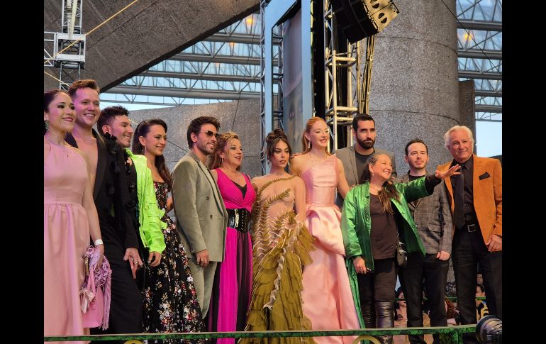 Durante la alfombra, conducida por Tania Rincón y Diego Alfaro, Danna y Ceci confesaron su emoción de ser parte de este fenómeno que las llevó hace 11 años a hacer la versión teatral de 