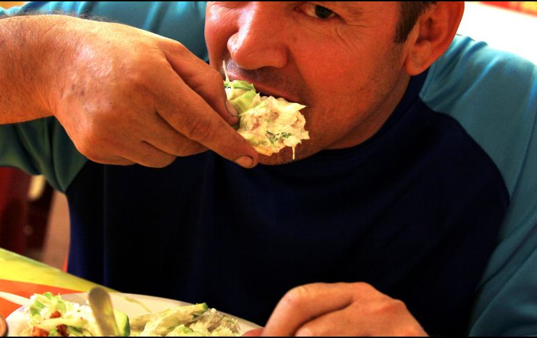 Las personas debemos enfocar nuestra alimentación para que nos proporcione los nutrientes que el cuerpo necesita para mantener el buen funcionamiento. NTX / ARCHIVO